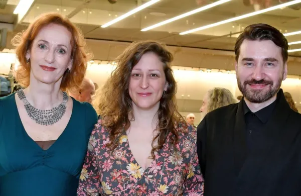 Urška Djukić  ob Saši Pavček (levo)  in Saši Tabakoviću (desno)