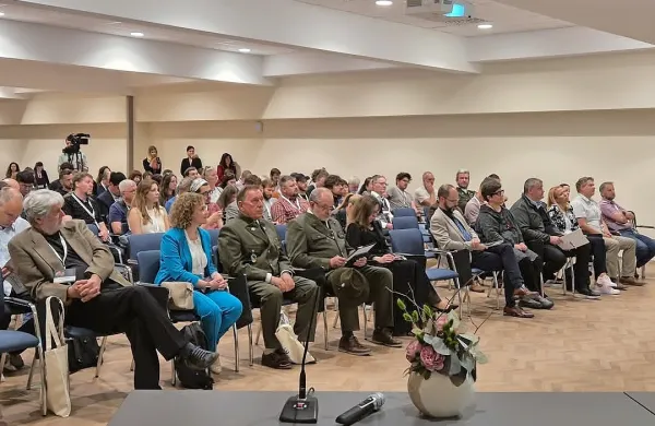 Utrinek z včerajšnjega začetka 14. konference o upravljanju 
vretenčarjev.