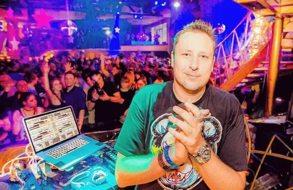 Uroš Umek je svoje prve glasbene korake naredil prav v Ambasadi 
Gaviolli.