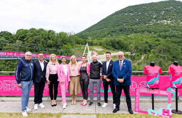 Včeraj so v lepi kulisi kajakaškega centra v Solkanu predstavili novosti pred 
obiskom kolesarske karavane dirke po Italiji. 