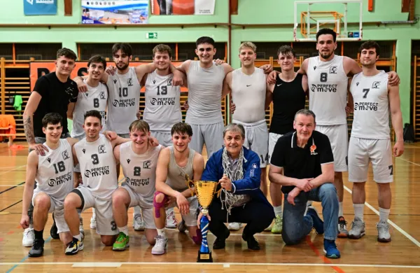 Postojnska ekipa s pokalom zmagovalca tretje košarkarske lige