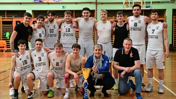 Postojnska ekipa s pokalom zmagovalca tretje košarkarske lige