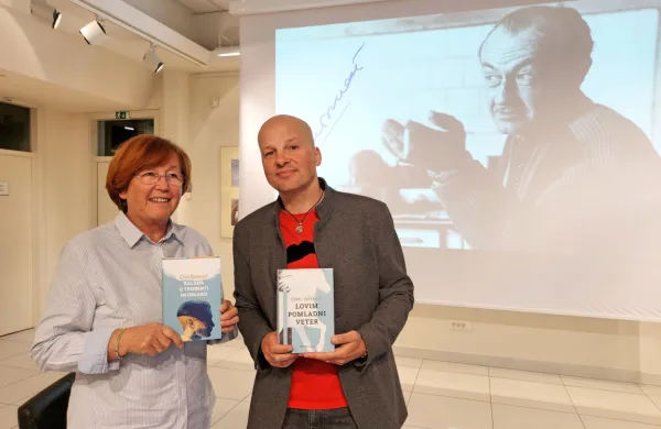 Nanča Kosmač Kogej in Andraž Gombač sta na zanimiv način predstavila 
celovito Balado o trobenti in oblaku in približala pisatelja Cirila Kosmača.

