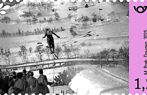Ob motivu skakalca s tekme v skokih Partizanskih smučin - Cerkno 
'45, so na njih partizani tekmovali še v veleslalomu in biatlonu.
