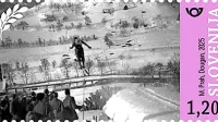 Ob motivu skakalca s tekme v skokih Partizanskih smučin - Cerkno 
'45, so na njih partizani tekmovali še v veleslalomu in biatlonu.