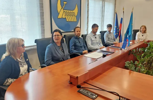 Župan Ilirske Bistrice Gregor Kovačič je z družbo VG5 danes 
podpisal pogodbo za dograditev in rekonstrukcijo Osnovne šole 
Dragotina Ketteja.