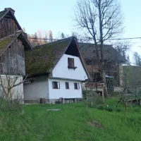 Med petimi osrednjimi priznanji Šole prenove sta dve primorski - 
MOK ga je dobila za obnovo palače Sabini Grisoni, Marjan Rejc za 
obnovo domačije Kamlonarše v Dolenjih Novakih (na fotografiji). 