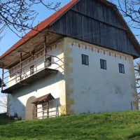 Obnovljena kašča z bajtarskim stanovanjem pri Možinotu v 
Zavratcu je edina od štirih primorskih nagrajenih s priznanjem -  
spomenik državnega pomena.