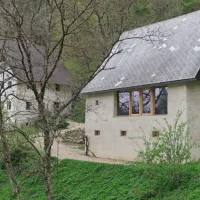 Že opuščena staroverska oziroma naravoverska kmetija v eni od 
cerkljanskih grap je povsem na novo zaživela z raziskovalko te 
skrite primorske skupnosti dr. Cirilo Toplak.