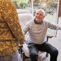 Starejši  s povišanim krvnim tlakom naj omejijo čas, ki ga preživijo 
sede.