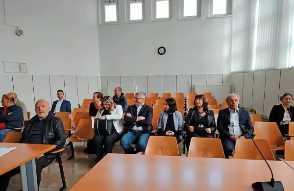 Največjo sodno dvorano celjskega sodišča so zasedli številni vidni 
politiki, ki pa v veliki večini ne želijo preganjati Celjana, ki jim je 
pošiljal grozilna pisma z naboji. 