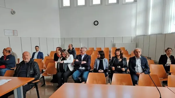 Največjo sodno dvorano celjskega sodišča so zasedli številni vidni 
politiki, ki pa v veliki večini ne želijo preganjati Celjana, ki jim je 
pošiljal grozilna pisma z naboji. 