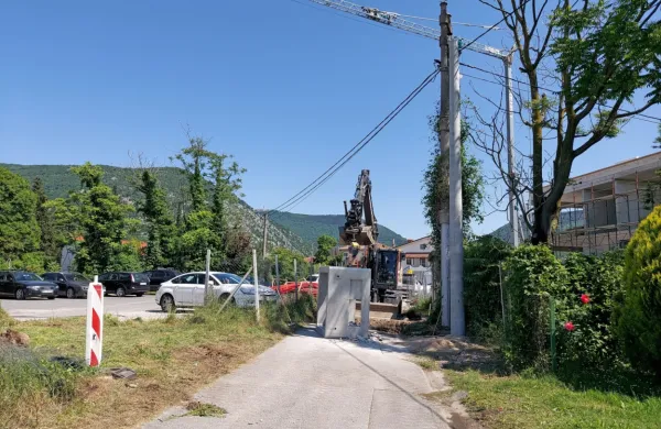 Zaradi gradnje kabelske kanalizacije so bili stanovalci na Prvomajski ulici v Solkanu več dni  brez edinega dostopa do hiš.  