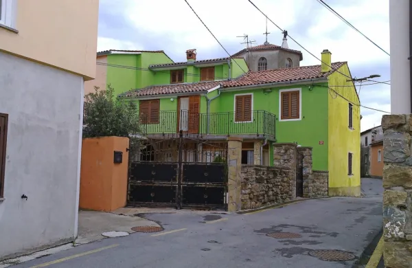 Ambient ob cerkvi Šmarje, arhiv fototeka ZVKDS OE Piran, 2019