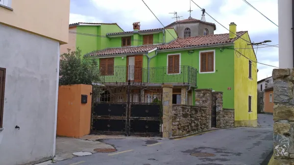 Ambient ob cerkvi Šmarje, arhiv fototeka ZVKDS OE Piran, 2019