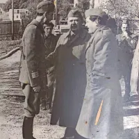 Poveljnik IV. Armade general podpolkovnik poroča 1. maja 1945 v 
Ilirski Bistrici Edvardu Kardelju, članu Vrhovnega štaba, da je 
osvobojen Trst (PMK).