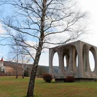 Citati in verzi na spomeniku  na Hribu Svobode v Ilirski Bistrici so 
delo pesnika Bordona. Monumentalen, skoraj osem metrov visok 
spomenik ima vkopano grobnico. Na njej je napis: “Padlim borcem 
IV. armade JA in borcem domačinom”. Spomenik je bil tudi del 
razstave moderne arhitekture v newyorškem muzeju MoMA 
(PMK).