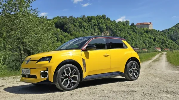 Renault 5 se na ceste vrača le z električnim motorjem in kot tak bi 
lahko postal zelo učinkovit drug avtomobil v družinski floti.