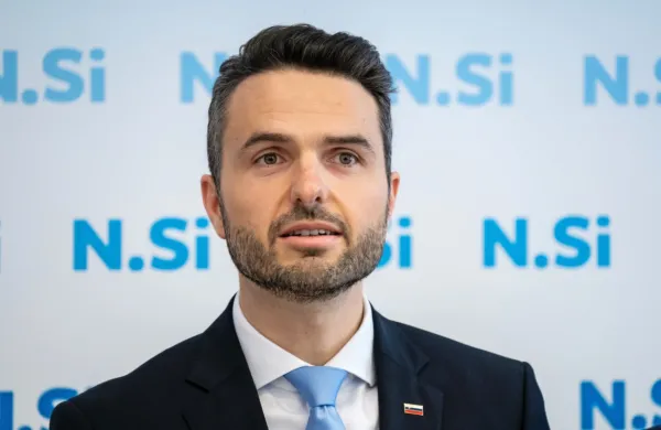 Prvak NSi Matej Tonin vztraja, da njegove stranke v vladi, ki bi jo 
vodil prvak SDS Janez Janša, ne bo.