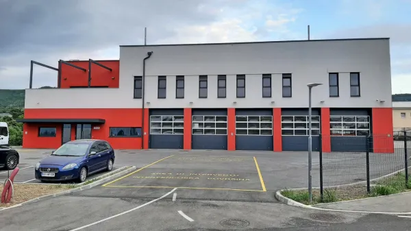 Gasilski dom na Industrijski cesti še vedno ni v celoti dokončan, 
ima pa uporabno dovoljenje za pritličje.