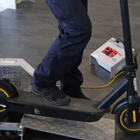 Tako kot mopede tudi skiroje predelujejo, da dosegajo višje 
hitrosti. 