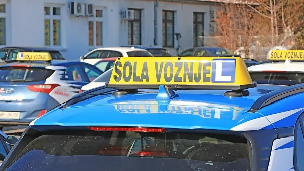 Ocenjevalci na vozniškem izpitu naj bi bili plačani slabše kot 
inštruktorji varne vožnje.