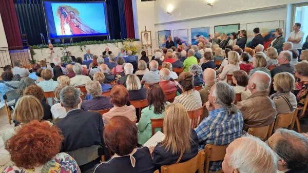 Dvorano, ki se odslej  imenuje prireditvena dvorana Zvesta Apollonia, so napolnili prijatelji, domačini in  ljubitelji Apollonijeve umetnosti.