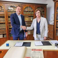 Danes sta direktor Primorskih novic Anže Potecin in direktorica 
Osrednje knjižnice Srečka Vilharja Luana Malec podpisala pismo o 
nameri za digitalizacijo tiskanih izvodov Primorskih novic. 