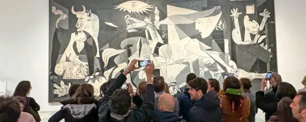 Pred najslavnejšim delom Pabla Picassa, protivojnim slikarskim krikom, je v centru umetnosti kraljice Sofije v Madridu  vedno veliko ljudi, ki odkrivajo detajle slikarjevega ustvarjanja.