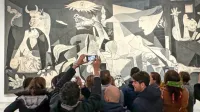 Pred najslavnejšim delom Pabla Picassa, protivojnim slikarskim krikom, je v centru umetnosti kraljice Sofije v Madridu  vedno veliko ljudi, ki odkrivajo detajle slikarjevega ustvarjanja.