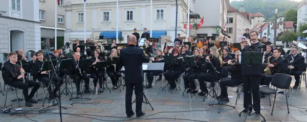 Godbeno društvo rudarjev Idrija šteje mogočnih 360 let neprekinjenega igranja, sočasno je s povprečno 31 let starimi 
godbeniki med našimi mlajšimi tovrstnimi sestavi.