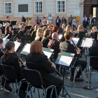 Z zadnjim dirigentom Aljošo Deferrijem (desno) je godba dosegla 
kakovostni vrh, a jo je že predhodnih Domen Prezelj preobrazil v 
koncertno zasedbo.