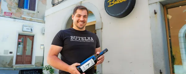 Lenart Černelič pred Butelko, s katero piše novo vinsko zgodbo v 
lokalu z dolgo enološko tradicijo v Kopru.