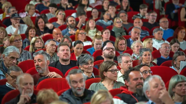 Anja Medved pravi, da je film namenjen primorskemu občinstvu. Tega je bilo na predpremieri v Gorici veliko.