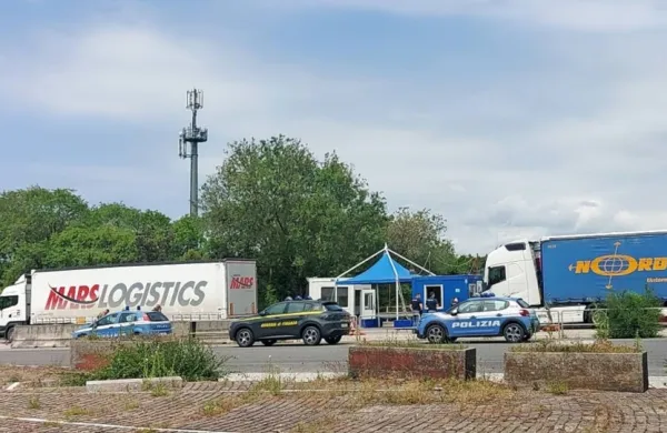Koprski  kriminalisti so z italijanskimi kolegi  ter    hrvaškimi in  
bosanskimi  policisti  razbili  pakistansko združbo  tihotapcev  nezakonitih  migrantov. 