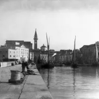 Prizor iz Pirana, ko je Pomorski muzej še imel kupolo na vrhu 
vogalnega stolpa.  