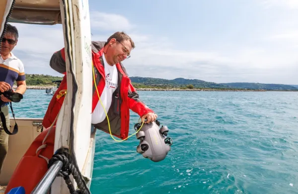 Podvodni dron  morske travnike in dogajanjem v njem približa tudi 
tistim, ki ostanejo na barki.  