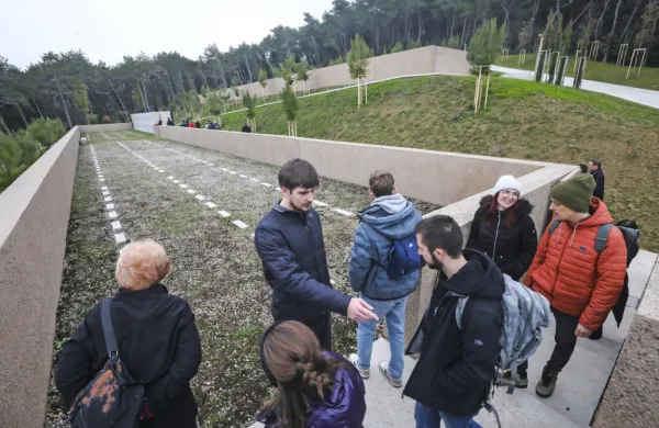 Plečnikovo nagrado v kategoriji javni prostor je strokovna žirija 
letos namenila Pokopališču Ankaran
