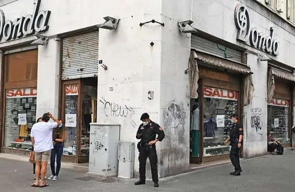 Znana tržaška trgovina s čevlji Donda je bila v njeni dolgi 
zgodovini dvakrat tarča tatov.