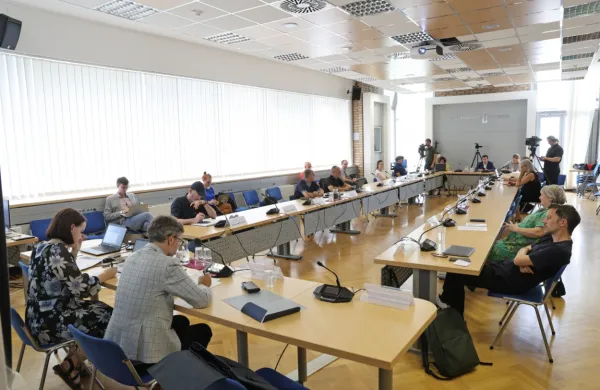 Svetniki RTV od  vlade  pričakujejo, da do 1. junija sporoči natančen 
znesek in dinamiko izplačila dodatnih sredstev za sofinanciranje 
programov narodnostnih skupnosti. 