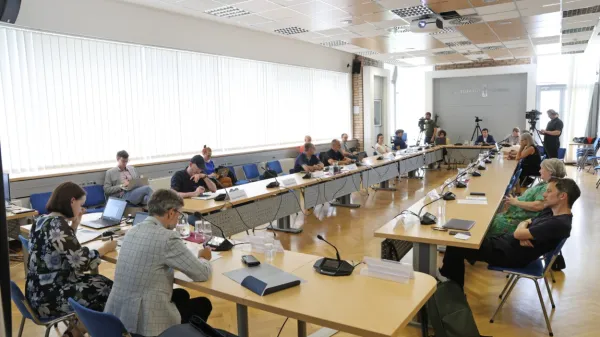 Svetniki RTV od  vlade  pričakujejo, da do 1. junija sporoči natančen 
znesek in dinamiko izplačila dodatnih sredstev za sofinanciranje 
programov narodnostnih skupnosti. 