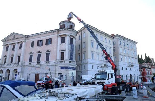 Na streho Pomorskega muzeja že postavili kupolo (FOTO)