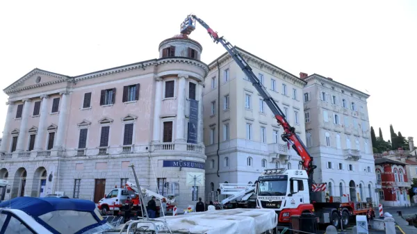 Na streho Pomorskega muzeja že postavili kupolo (FOTO)