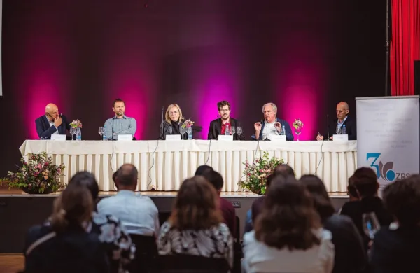 O perspektivah in prihodnosti refoška so v petek v Marezigah 
razpravljali (z desne) glavni enolog Vinakoper Boštjan Zidar, 
marketinški strokovnjak dr. Jani Toroš, Karlo Kopjar iz Inštituta za 
vinogradništvo in vinarstvo ZRS Koper, ministrica za kmetijstvo 
Mateja Čalušić, dr. Simon Kerma s portoroške Turistice in povezovalec, novinar PN Sašo Dravinec. 