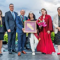 Krono Kraklja refoška je v imenu svojega nonota prevzela Nika 
Glavina s posestva Santomas, svečano so ji jo predali (z leve) 
predsednica Društva vinogradnikov in vinarjev slovenske Istre 
Ingrid Mahnič, koprski župan Aleš Bržan, vinski vitez Gašpar 
Gašpar Mišić, Vinska kraljica slovenske Istre in Neja Mihelj in Ingrid 
Korva iz Turističnega društva Marezige.  