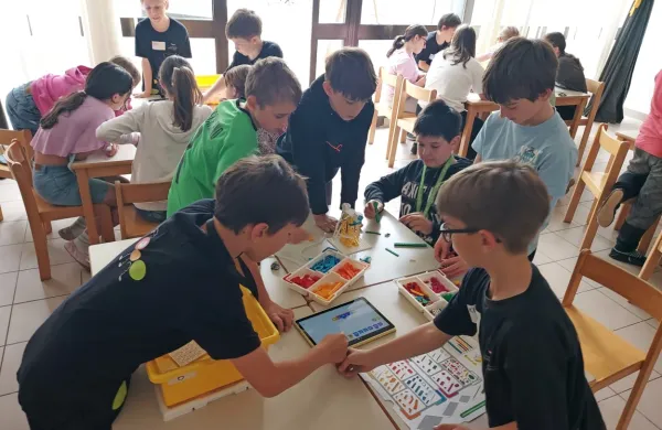 Sestavljanje  lego robotov je eden od ustvarjalnih načinov spoznavanja vsebin računalništva in informatike. 