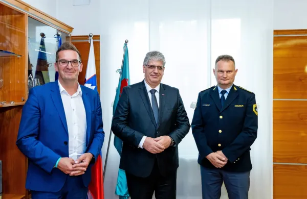 Župan Samo Turel, minister Boštjan Poklukar in v. d. direktorja 
Policije Damjan Petrič (z leve) 