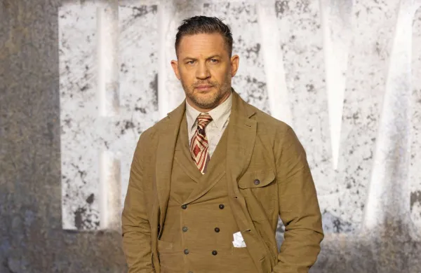 Tom Hardy ima za seboj vrsto markantnih vlog in to ne samo v 
akcijskih filmih. Blestel je, denimo, tudi v seriji Birminghamske 
tolpe.