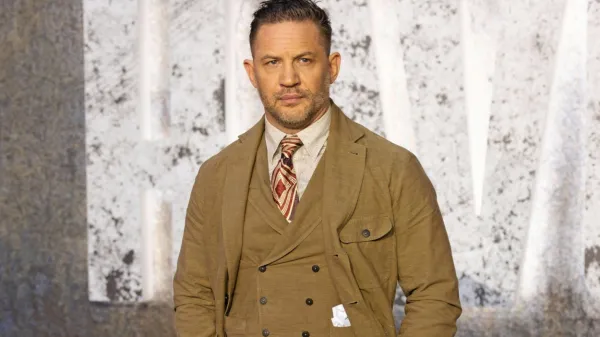 Tom Hardy ima za seboj vrsto markantnih vlog in to ne samo v 
akcijskih filmih. Blestel je, denimo, tudi v seriji Birminghamske 
tolpe.