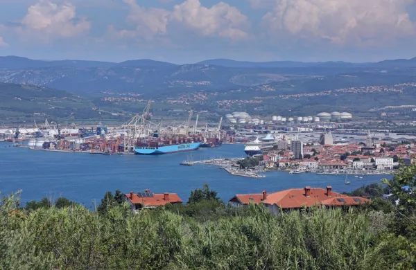 Obalno-kraška statistična regija se tradicionalno opira na logistiko.